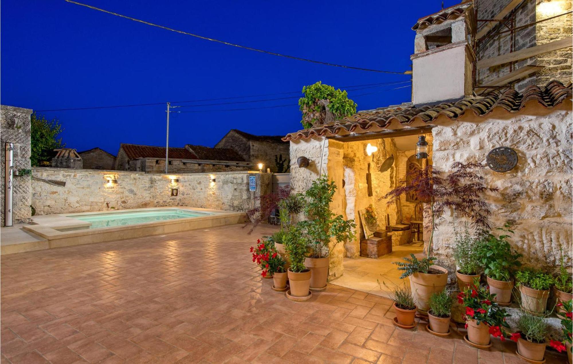 Amazing Home In Foli With Kitchen Exterior foto