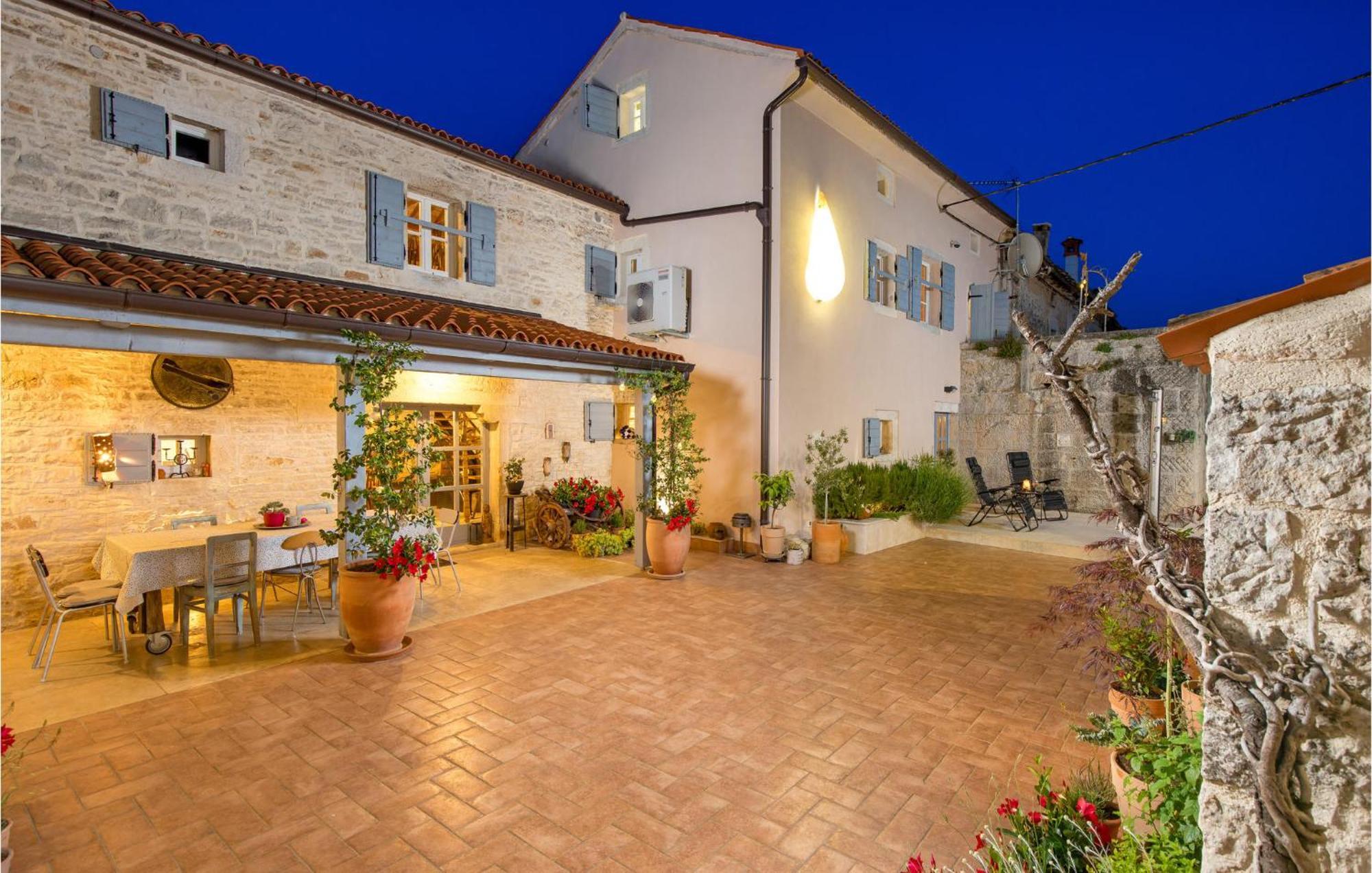 Amazing Home In Foli With Kitchen Exterior foto